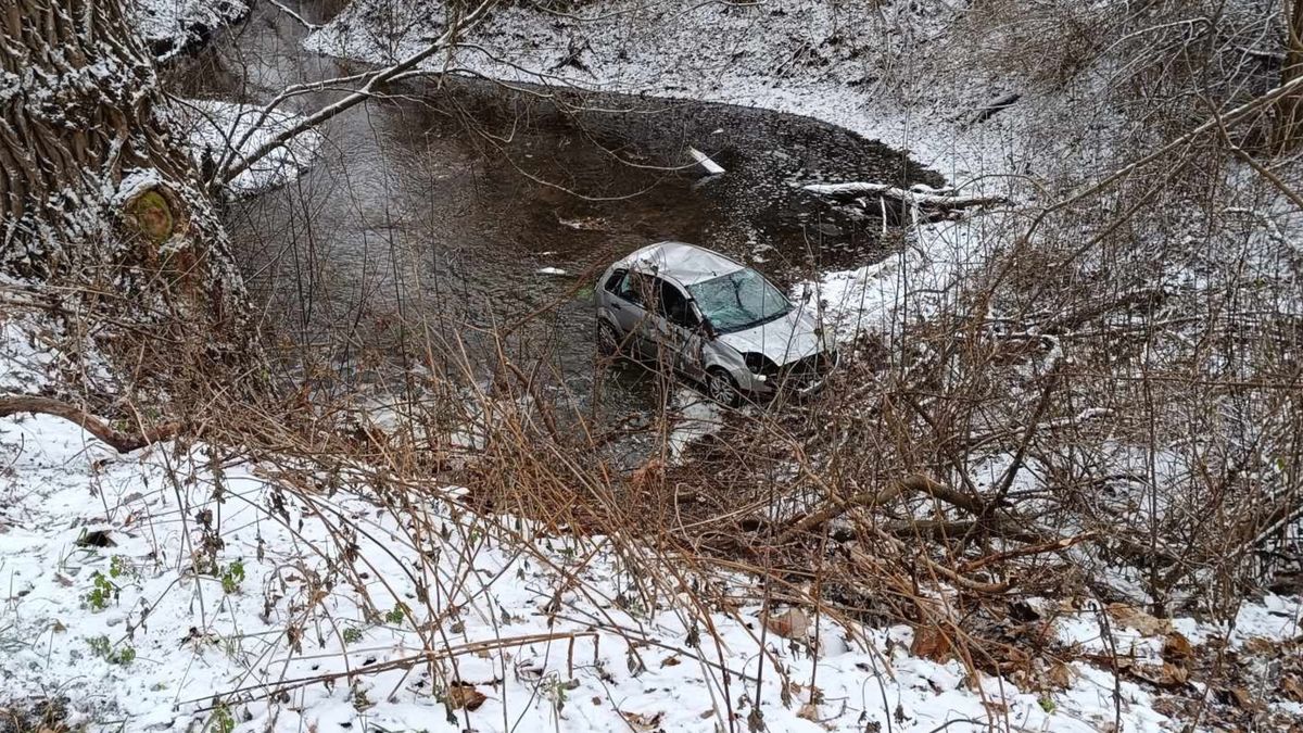 Wypadek w pow. włocławskim. Auto z 2 osobami w środku wpadło do rzeki