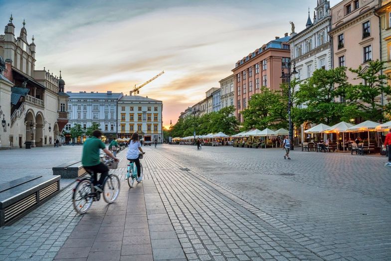 W Krakowie trwają prace nad usprawnieniem ruchu pieszych oraz rowerzystów. 