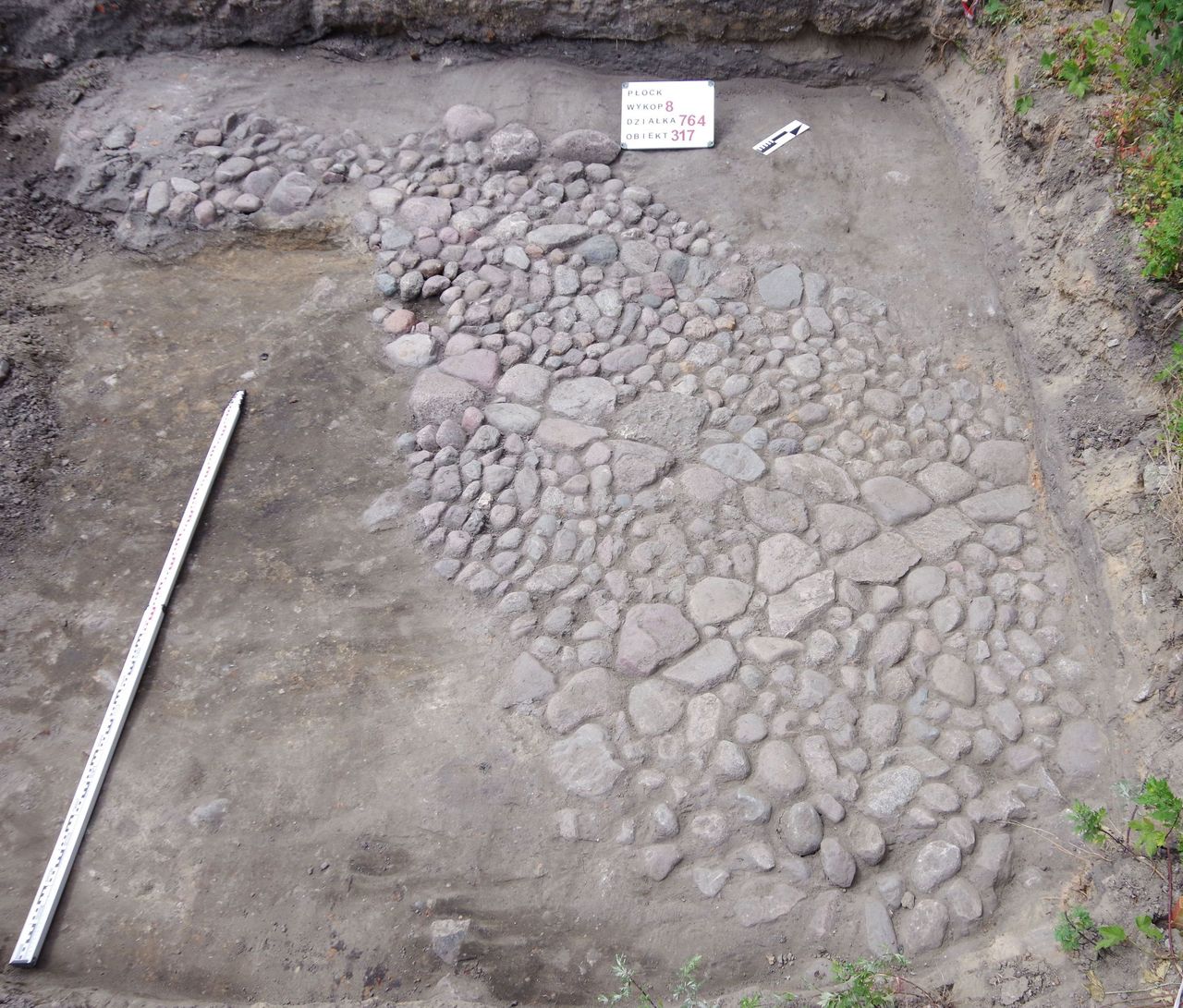 Fragment charakterystycznej dla okresu średniowiecza cegły tzw. „palcówki” odkrytej obok dobrze zachowanego bruku kamiennego