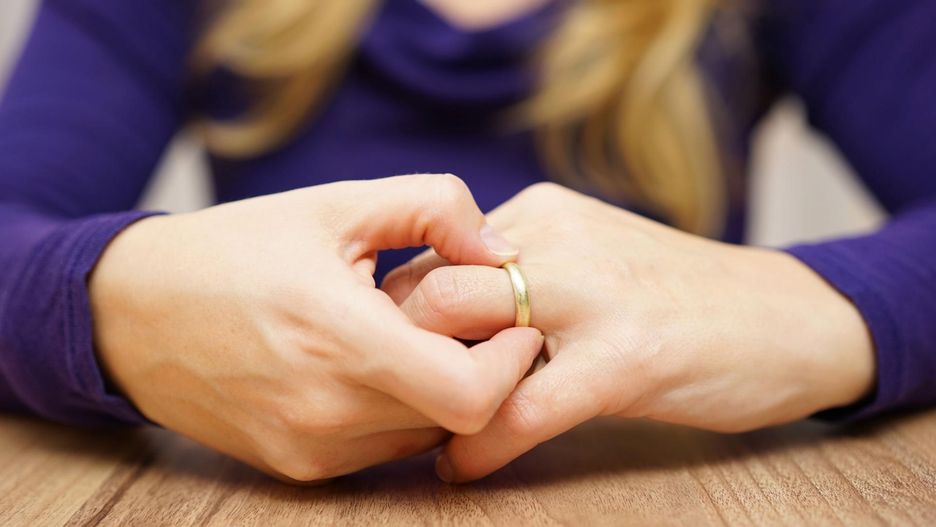 Przyczyny spuchniętych palców mogą być różne