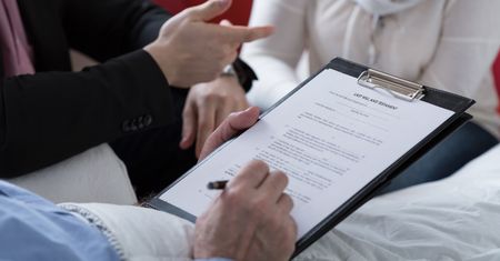 Testament nagrany telefonem. Ekspert mówi o zagrożeniach