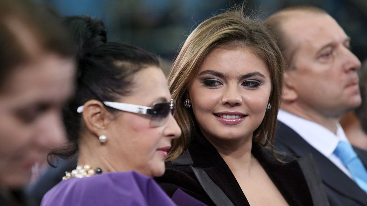 Rosyjska gimnastyczka Alina Kabajewa
Moskwa, Rosja, 15.04.2008. Rosyjska gimnastyczka Alina Kabajewa (2P) i jej trenerka Irina Viner (2L) uczestnicz� w komgresie prokremlowskiej partii Jedna Rosja w Moskwie, 14 bm. Obraduj�cy w Moskwie kongres partii wybra� ust�puj�cego prezydenta Rosji W�adimira Putina na przewodnicz�cego ugrupowania. (mr) PAP/EPA/SERGEI CHIRIKOV ***Zdj�cie do depeszy PAP pt. W�ochy/ "La Repubblica": Putin rozwi�d� si� i w czerwcu si� �eni***
SERGEI CHIRIKOV