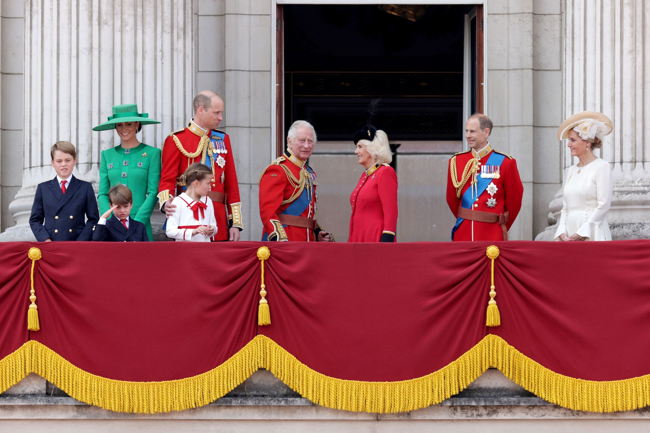 Członkowie rodziny królewskiej na balkonie Pałacu Buckingham