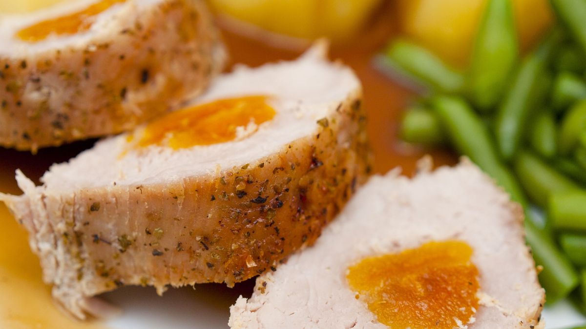 Schab nadziewany owocami