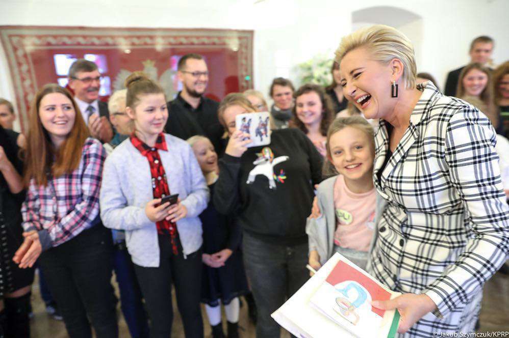 Agata Duda w marynarce w kratę na spotkaniu z dziećmi

Fot. Oficjalna strona Prezydenta Rzeczpospolitej Polskiej