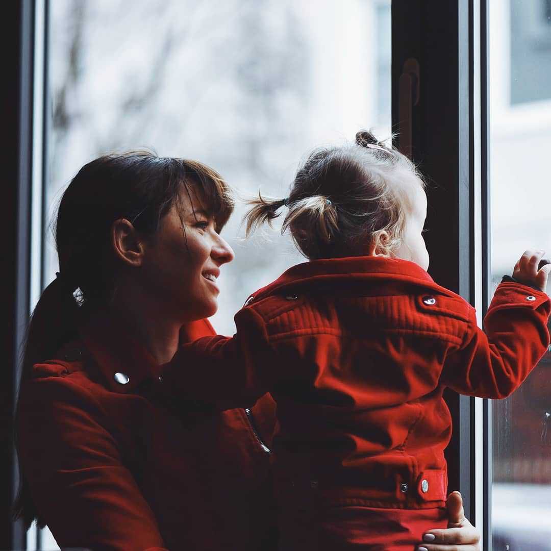Anna Lewandowska i Klara Lewandowska w identycznych stylizacjach