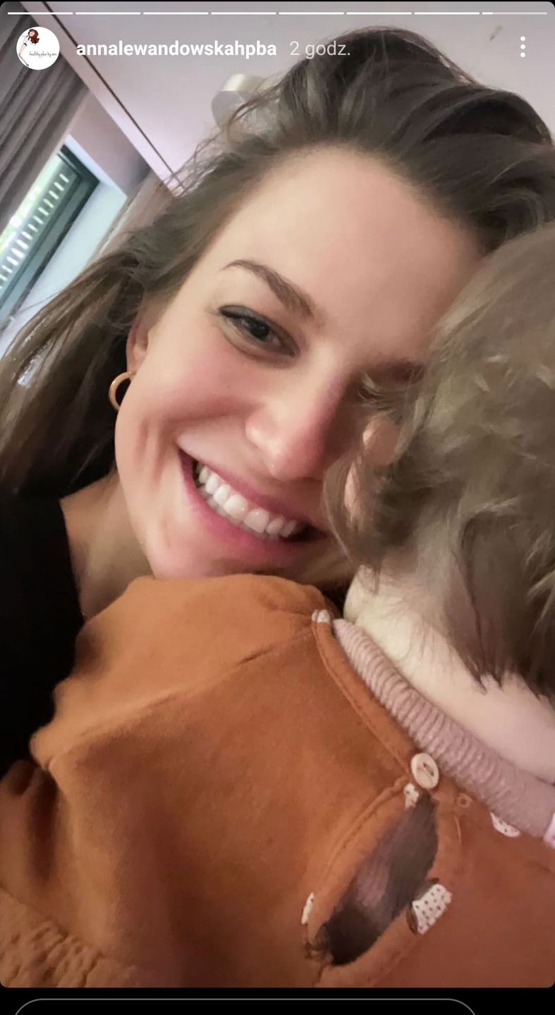 Anna Lewandowska i Klara cieszą się z historycznego gola Roberta