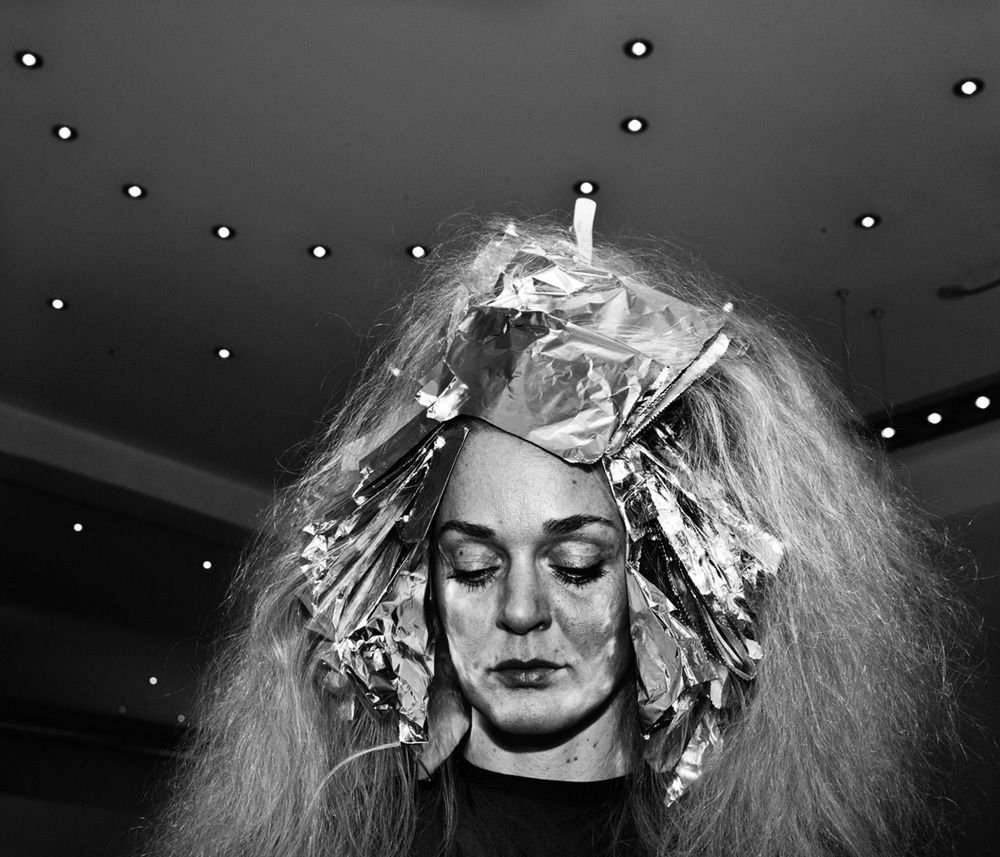 „Hair” - naturalistyczny cykl czaro białych zdjęć z salonu fryzjerskiego 13