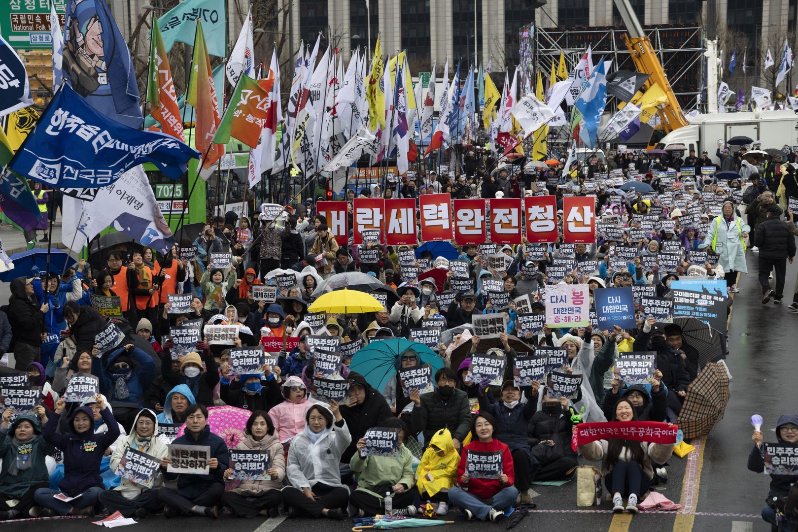 People rally in Seoul after court ruling on President Yoon's impeachment
epa12010939 People gather to celebrate during a rally in Seoul, South Korea, 05 April 2025. Korea's Constitutional Court upheld, on 04 April, President Yoon Suk Yeol's impeachment and removed him from office over his brief imposition of martial law in December 2024.  EPA/JEON HEON-KYUN 
Dostawca: PAP/EPA.
JEON HEON-KYUN
protest, yoon, korea, people