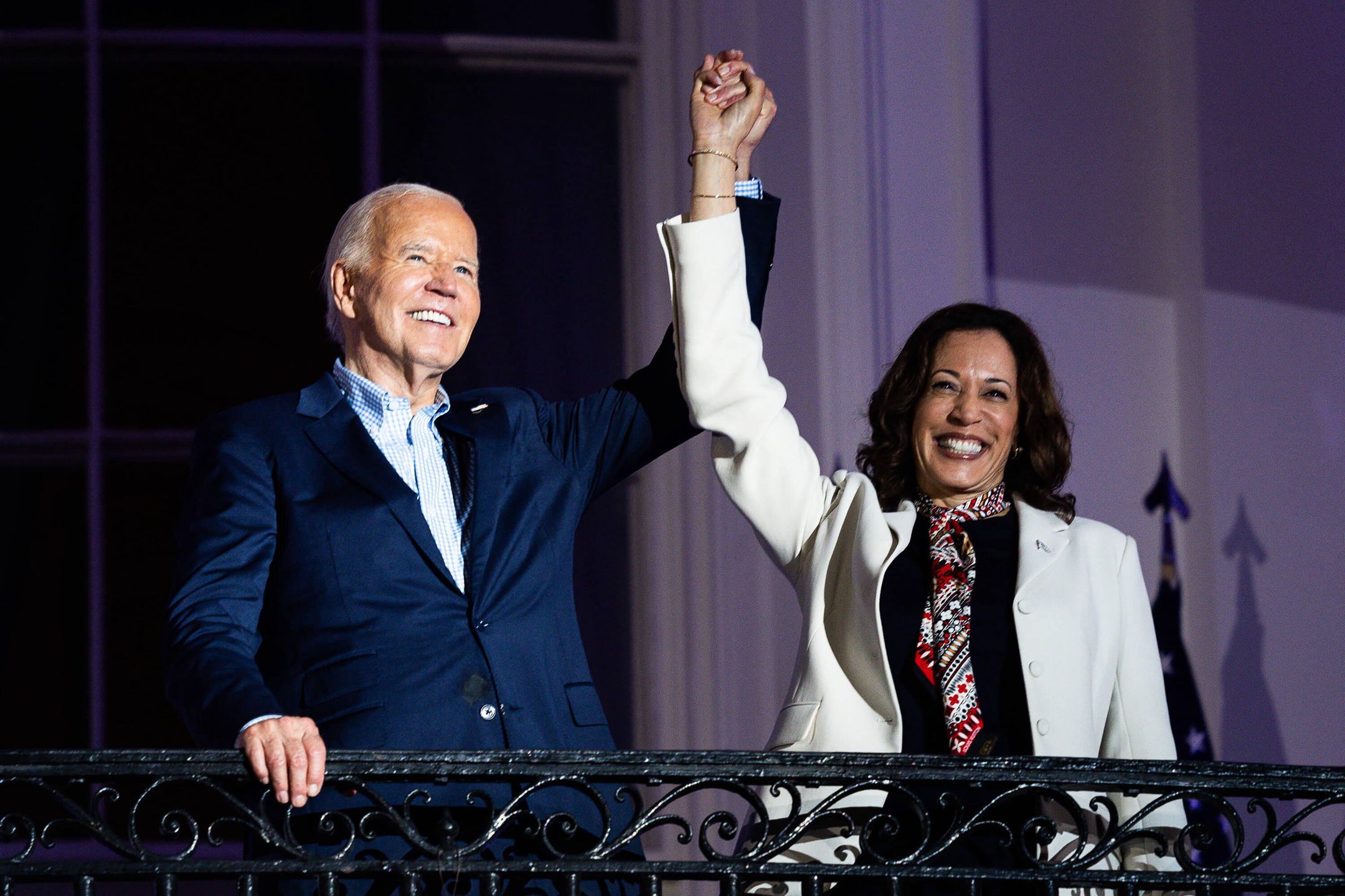 Fourth of July Fireworks in Washington
US President Joe Biden, left, and Vice President Kamala Harris appear on the Truman Balcony of the White House in Washington, DC to view the Independence Day fireworks display over the National Mall on Thursday, July 4, 2024.     Photo by Tierney L. Cross/UPI Photo via Newscom
Dostawca: PAP/Newscom
Tierney L. Cross
POTUS, VPOTUS, politics