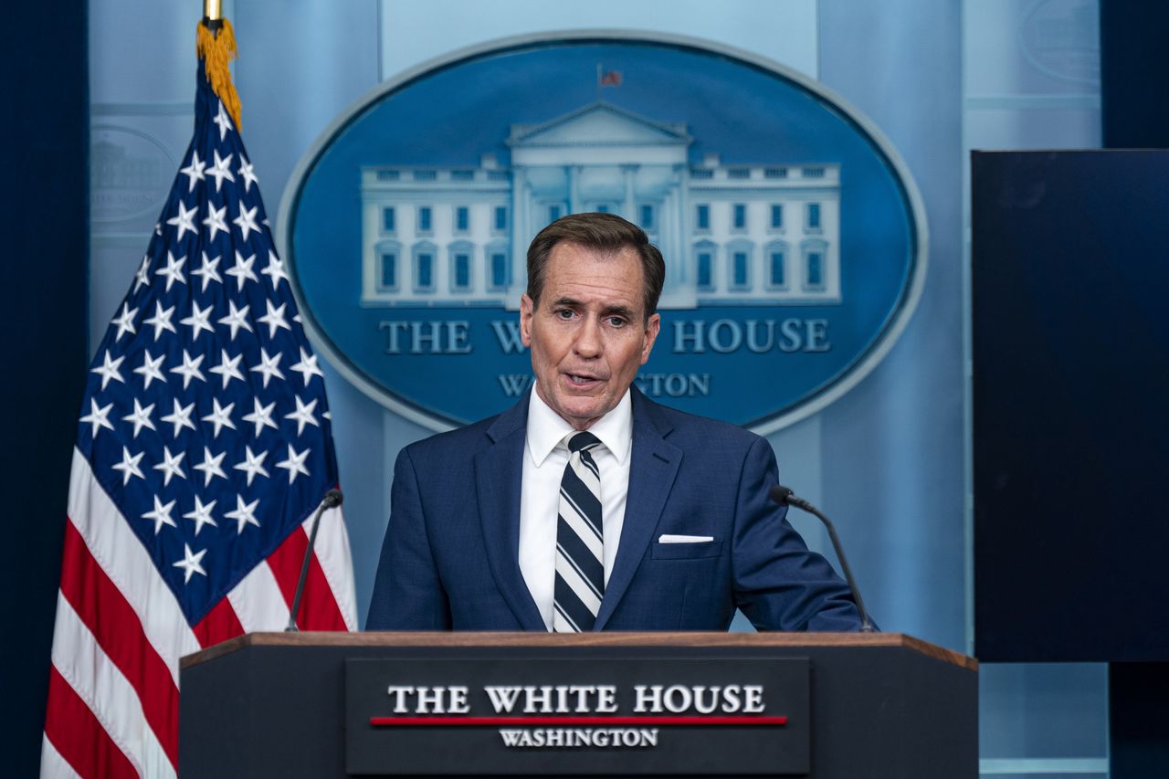 The National Security Council spokesperson John Kirby emphasized that the White House does not plan to send American troops to Ukraine.