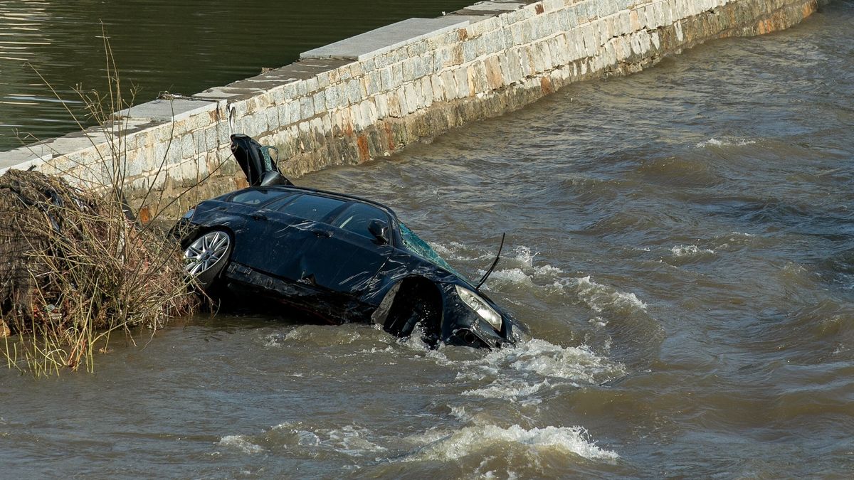 Lądek-Zdrój (woj. dolnośląskie), 17.09.2024. Dynamiczna sytuacja powodziowa. Sprzątanie po powodzi w miejscowości Lądek-Zdrój, 17 bm. Niż genueński, który dotarł nad Polskę w czwartek 12 września, odpowiadał za załamanie pogody i ulewne deszcze w południowej części kraju. (ad) PAP/Krzysztof Cesarz
