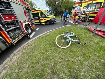 Zderzenie dwóch rowerzystów na Mokotowie. Jedna osoba nieprzytomna, druga uciekła. „Pojedziemy powoli, po co nam kaski?”