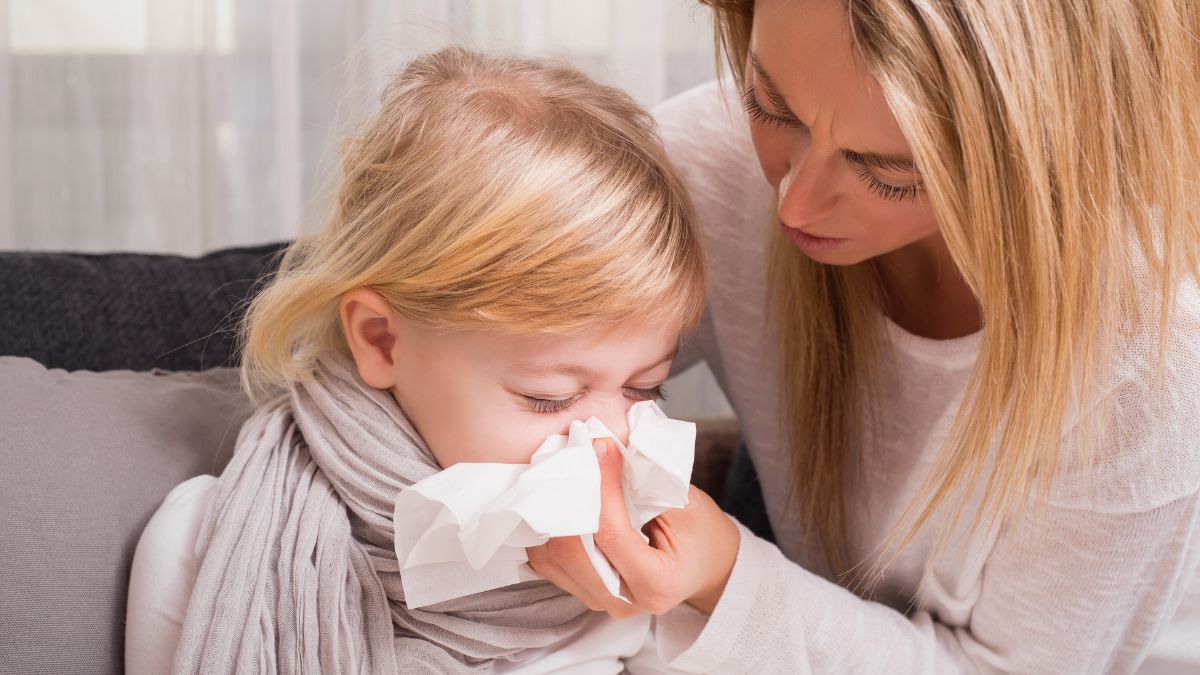 Dziecko dmuchające nos w chusteczkę