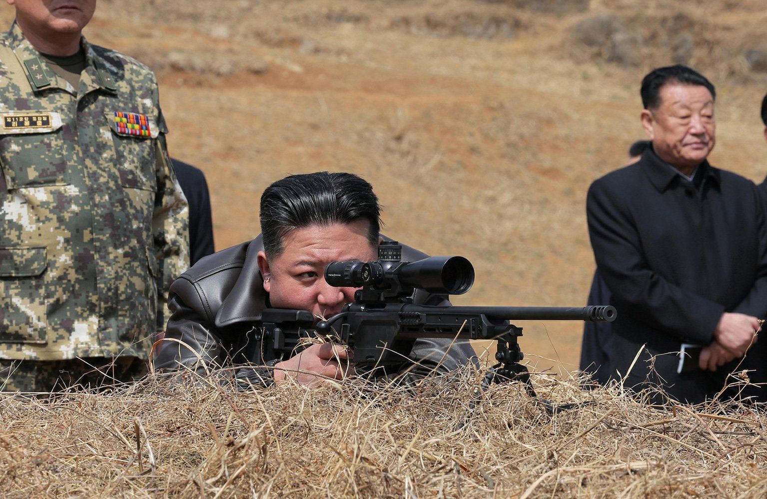 Kim Dzong Un testuje austriacki karabin Steyer SSG 08