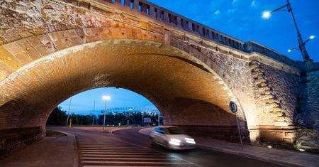 Warszawa. Nowa iluminacja. Wiadukt mostu Poniatowskiego będzie podświetlony