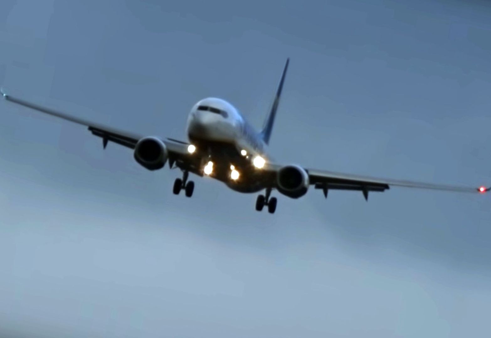 Popis pilotów podczas wichury. Lądowania mogą przerazić (WIDEO)
