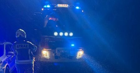 Szedł drogą po zmroku. Zginął pod kołami