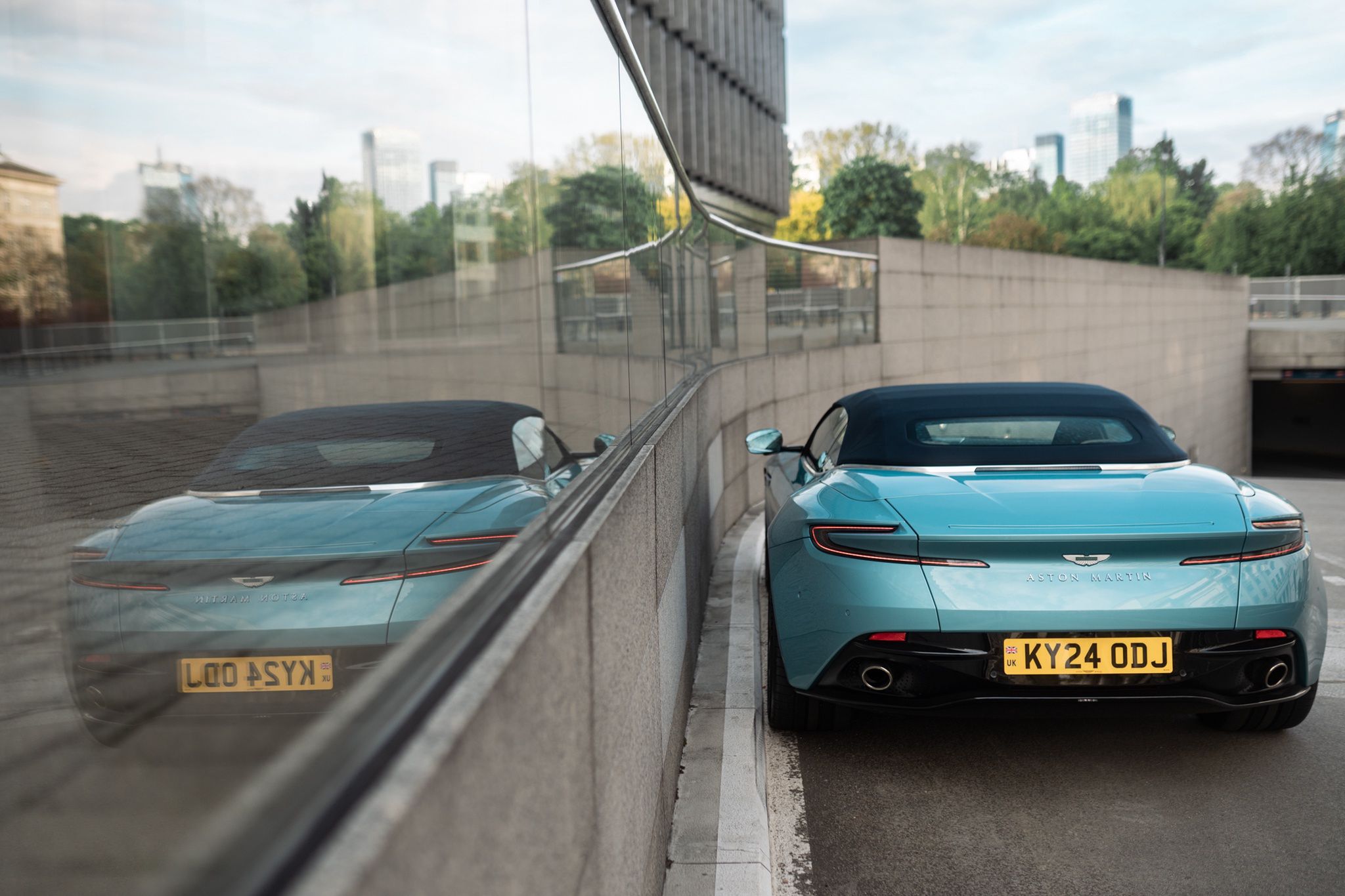 Aston Martin DB12 Volante