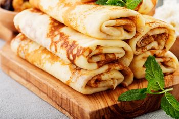 Dodaj do ciasta. Naleśniki będą wyjątkowo delikatne, puszyste, lekkie, ale nie porwą się