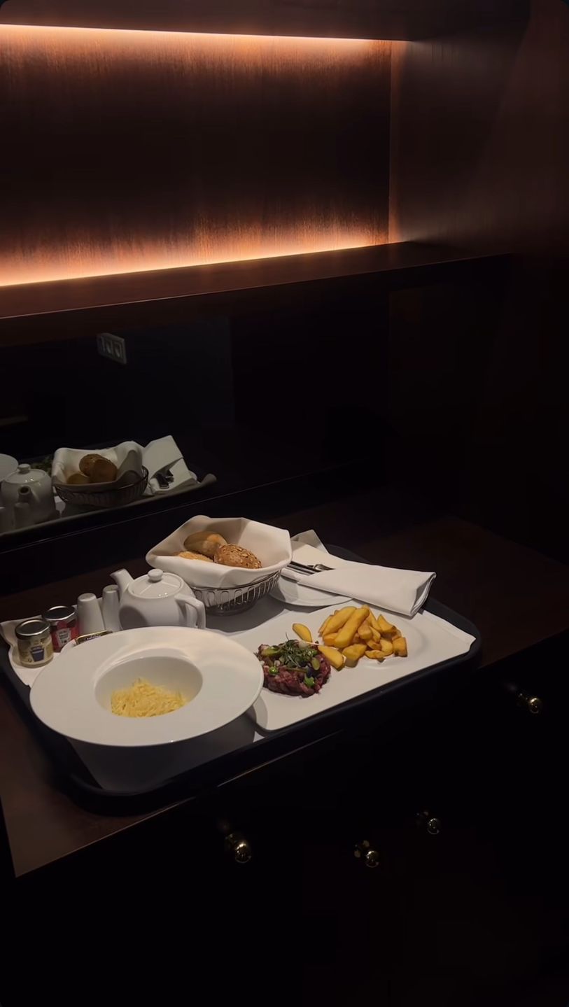 Caroline Derpienski prezentuje wnętrza hotelowego apartamentu 