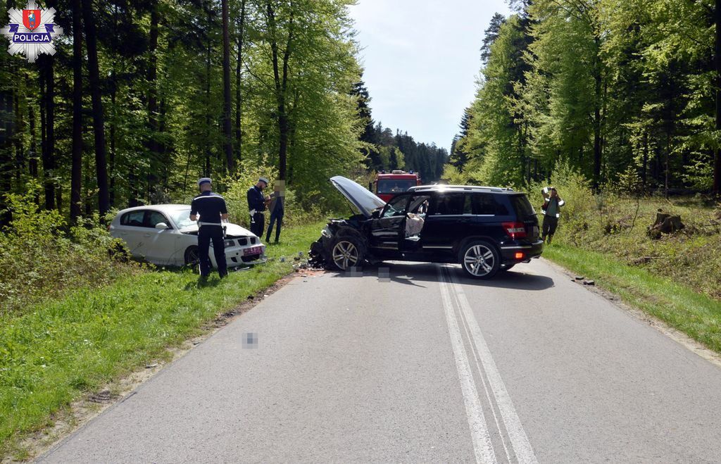 Fot. Policja  62-latek w mercedesie wyprzedzał betoniarkę jadącą pod górkę