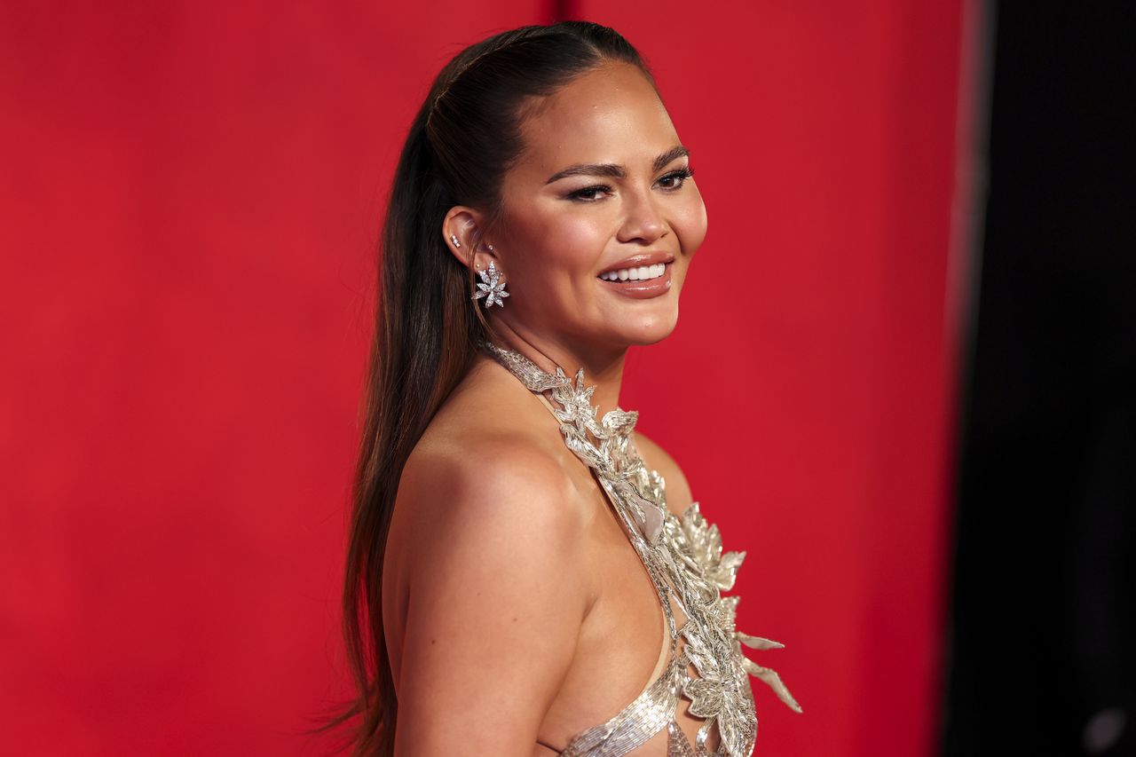 Oscary 2024. Chrissy Teigen w "nagiej" sukience. A jednak wszystko było zakryte