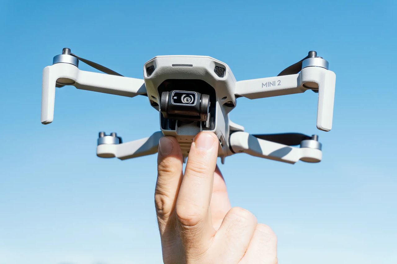 DJI Mini 2 ma problemy z baterią. Mogą one prowadzić do trwałych uszkodzeń