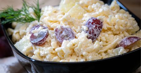 Sałatka biała dama to hit każdej imprezy. Wszyscy po nią sięgają, bo idealnie pasuje do wędlin