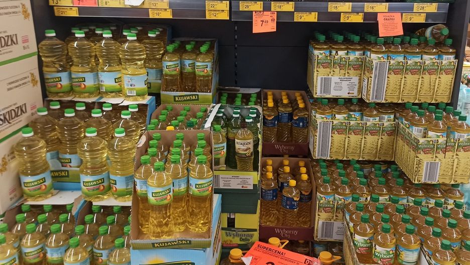 Porównaliśmy ceny oleju w popularnych supermarketach