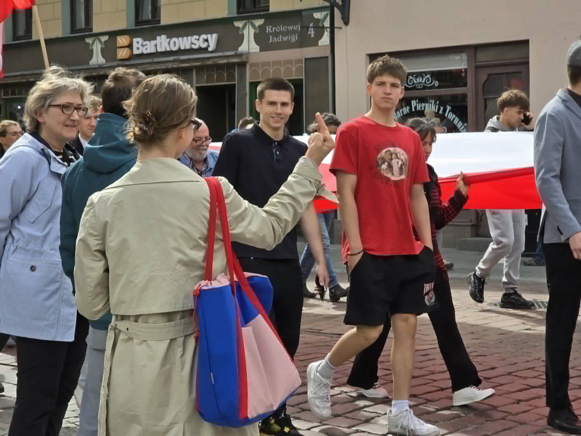 Kobieta pokazał narodowcom środkowy palec