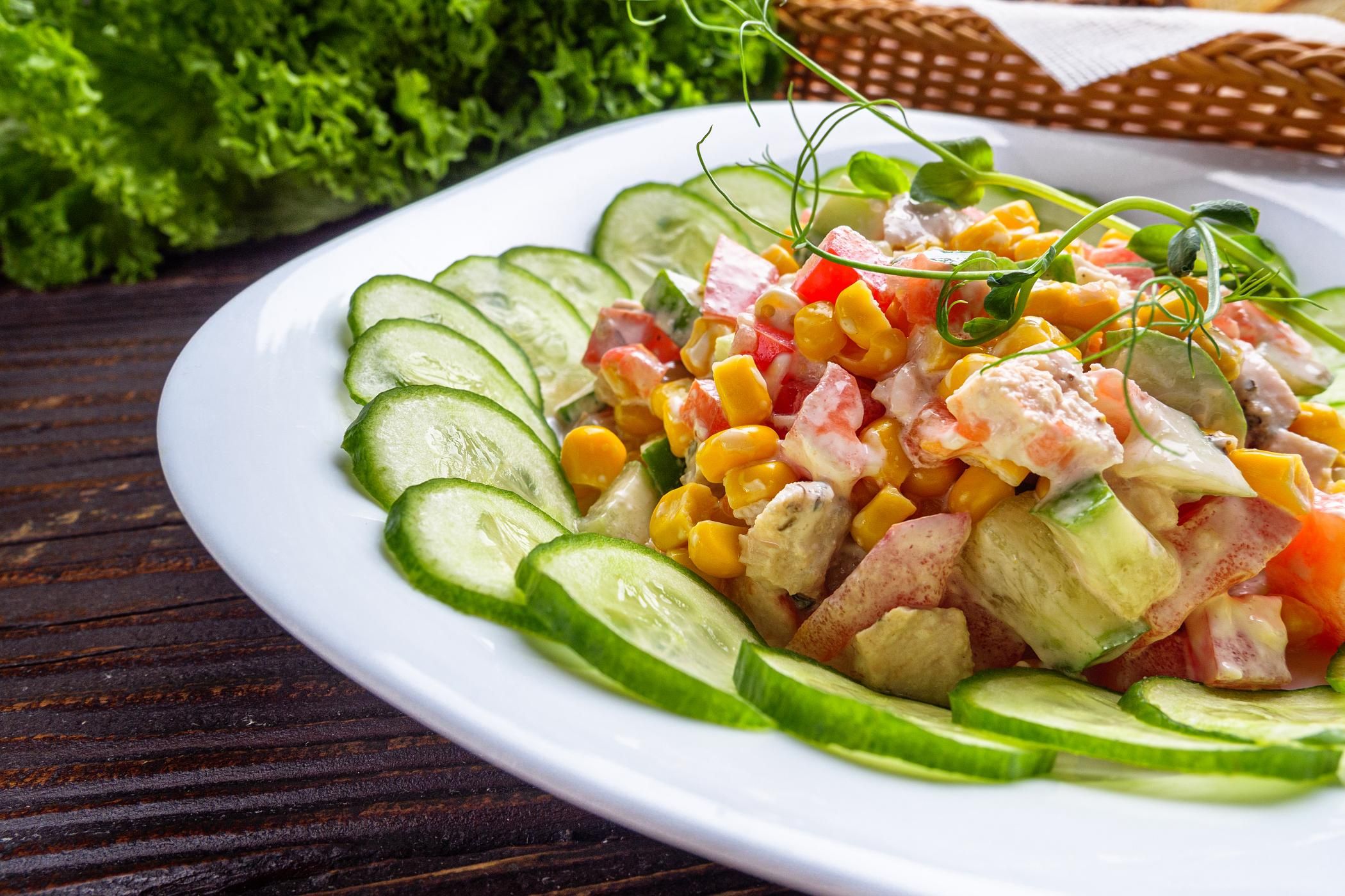 Sałatka z kurczakiem i sosem curry
