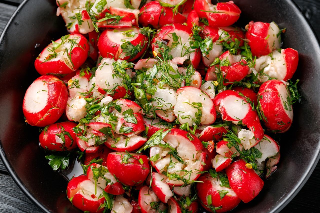 Większość je tylko na surowo. Ja upycham w słoiku jak ogórki i odstawiam na noc