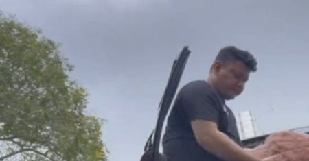 Malezyjczyk mieszkał dwa lata w samochodzie, żeby spłacić dług. Historia z happy endem
