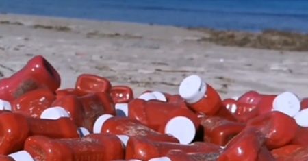 Setki opakowań po keczupie i majonezie na włoskich plażach. Skąd się tam wzięły?