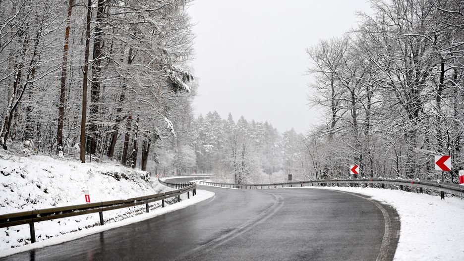 Cisowa, 14.04.2021. Opady śniegu w Cisowej, 14 bm. Służby meteorologiczne wydały ostrzeżenie o prognozowanych opadach śniegu na Podkarpaciu o natężeniu umiarkowanym, okresami silnym, powodujące miejscami przyrost pokrywy śnieżnej o 15 cm do 30 cm. (dd/amb) PAP/Darek Delmanowicz