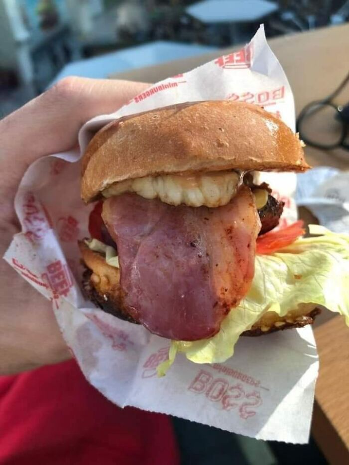 Burger przedrzeźnia jedzącego.