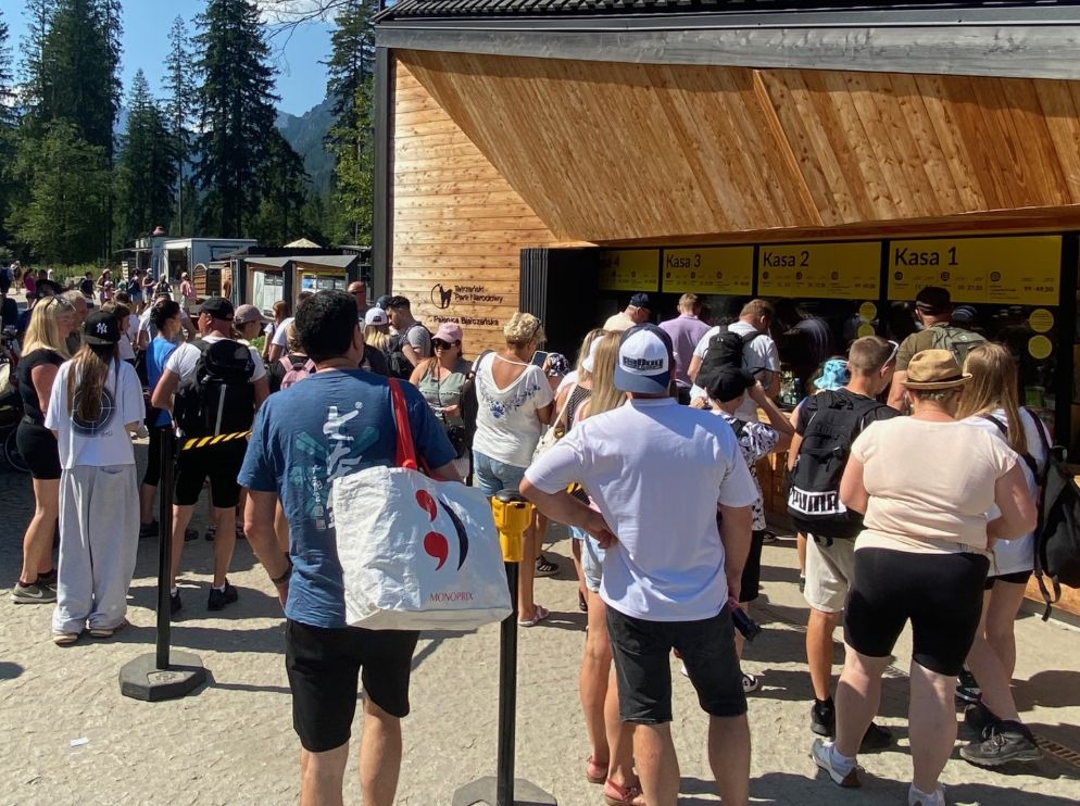 Sobota 15 sierpnia. Kolejna przy kasie biletowej do TPN