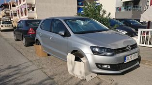 Zakrywanie kół kartonami. Trend z południa może przyjąć się u nas
