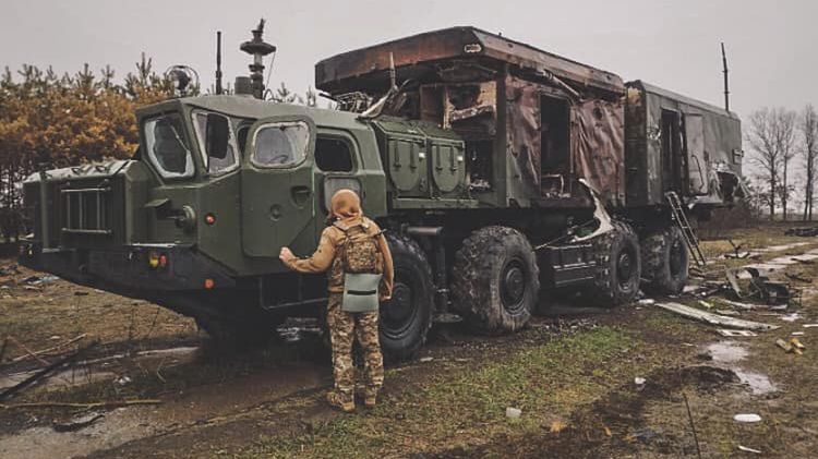 Radar kierowania ogniem osadzony na ciężarówce MAZ-7910