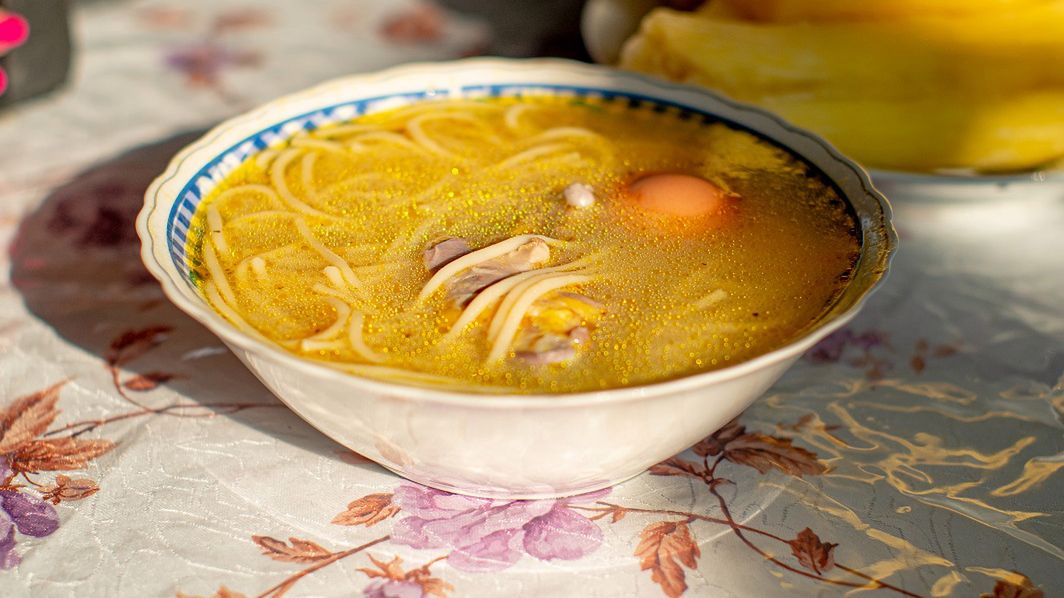 Ulubiony dodatek Polaków do zup. Widmo otyłości i nadciśnienia