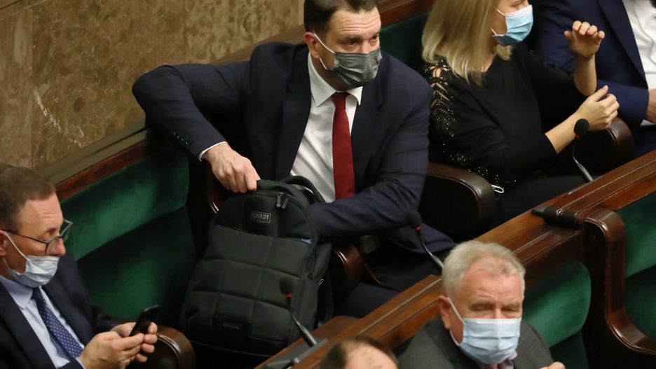 Warszawa, 30.11.2021. Poseł PiS Łukasz Mejza (C) na sali Sejmu w Warszawie, 30 bm. W trakcie trzydniowego posiedzenia posłowie zajmą się m.in. poprawkami Senatu do nowelizacji ustawy o ochronie granicy. (amb) PAP/Tomasz Gzell