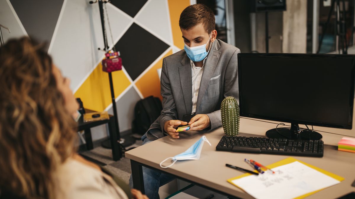 Eksperci oceniają: deficyt kadrowy przemawia na kość pracowników