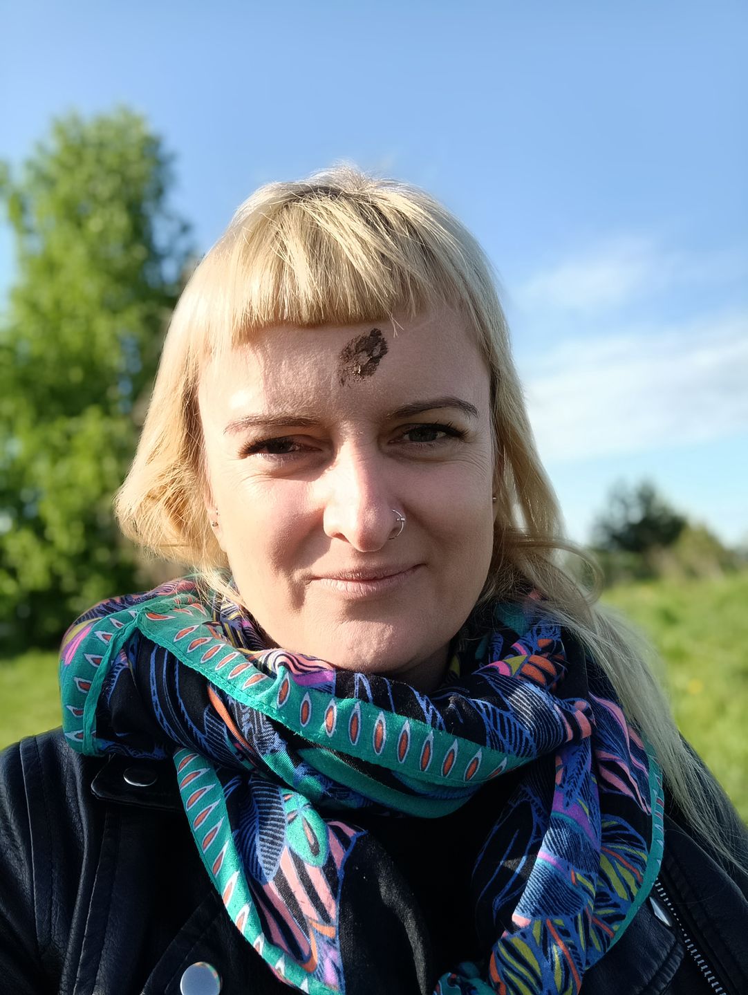 Ziemia na czole symbolizuje ziemię, na której wylądowaliśmy