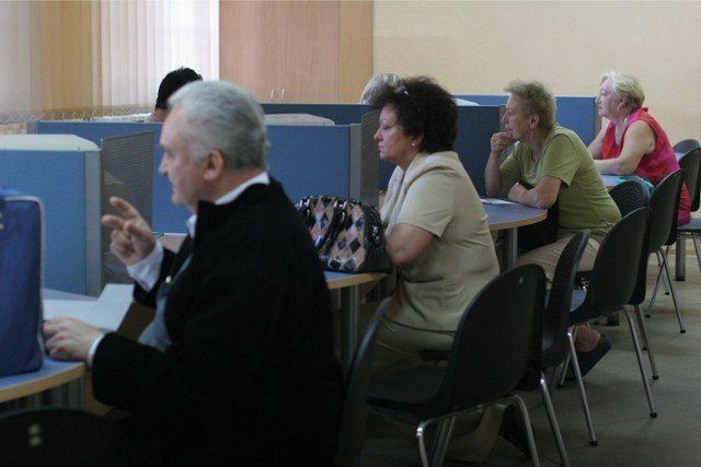 ↓ CHCESZ ZOBACZYĆ RESZTĘ INFORMACJI, PRZEWIŃ W DÓŁ ↓Każdego miesiąca ZUS, wypłacając emeryturę, potrąca zaliczkę na podatek dochodowy – dokładnie tak samo, jak robią to pracodawcy w przypadku wynagrodzenia. Obowiązują tu bowiem te same przepisy ustawy o podatku dochodowym od osób fizycznych. Dopóki łączna kwota wszystkich świadczeń w ciągu roku nie przekroczy tzw. kwoty wolnej od podatku, wynoszącej 30 000 zł, emeryt nie musi odprowadzać podatku.