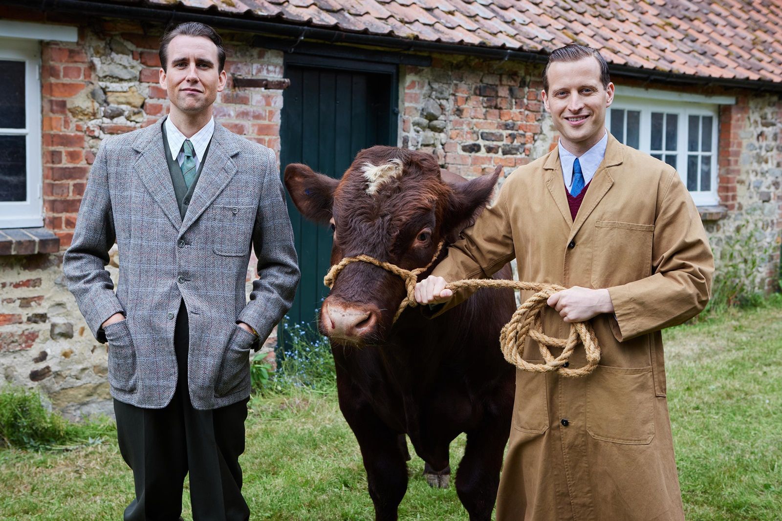 Od lewej: Hugh Hulton (Matthew Lewis) i James Herriot (Nicholas Ralph)