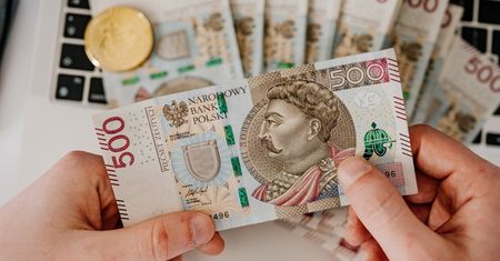 Przyjęła darowiznę w gotówce od matki. Skarbówka nie miała wątpliwości