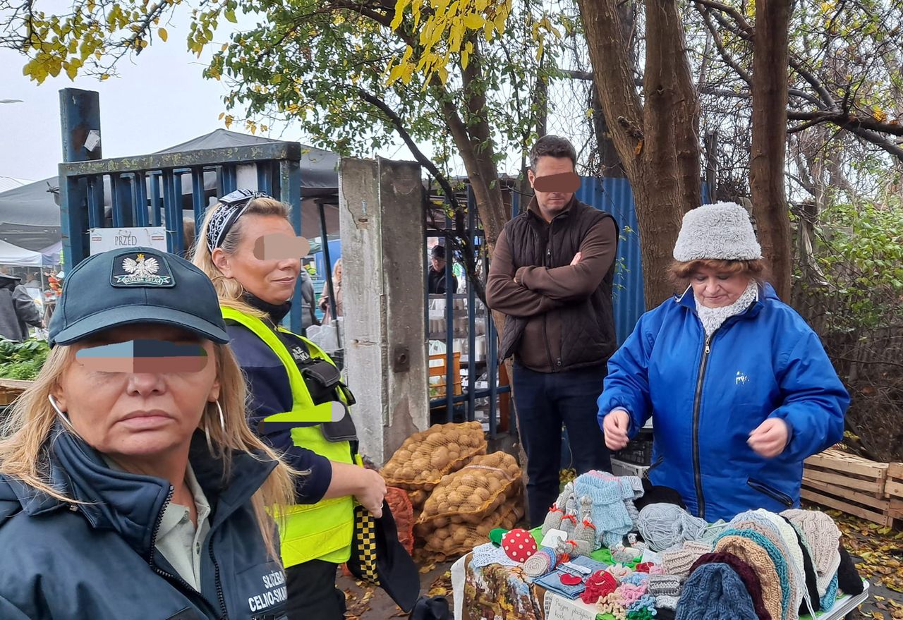 Radny wezwał straż miejską do seniorki handlującej skarpetami. Jest reakcja z PiS
