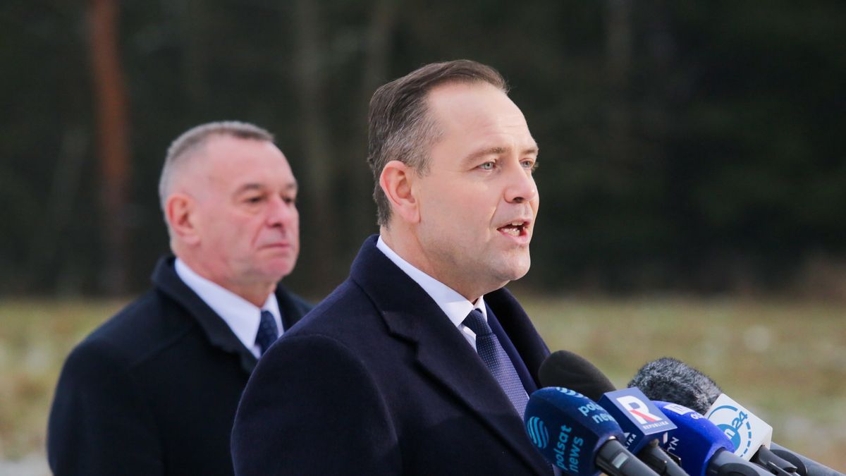 Bemowo Piskie, 09.01.2025. Kandydat Komitetu Obywatelskiego w wyborach na prezydenta RP, popierany przez Prawo i Sprawiedliwość, prezes Instytutu Pamięci Narodowej Karol Nawrocki (P) podczas konferencji prasowej w bazie wojskowej w Bemowie Piskim, 9 bm. Obok były szef Inspektoratu Kontroli Wojskowej gen. broni Krzysztof Radomski (L). (jm) PAP/Tomasz Waszczuk