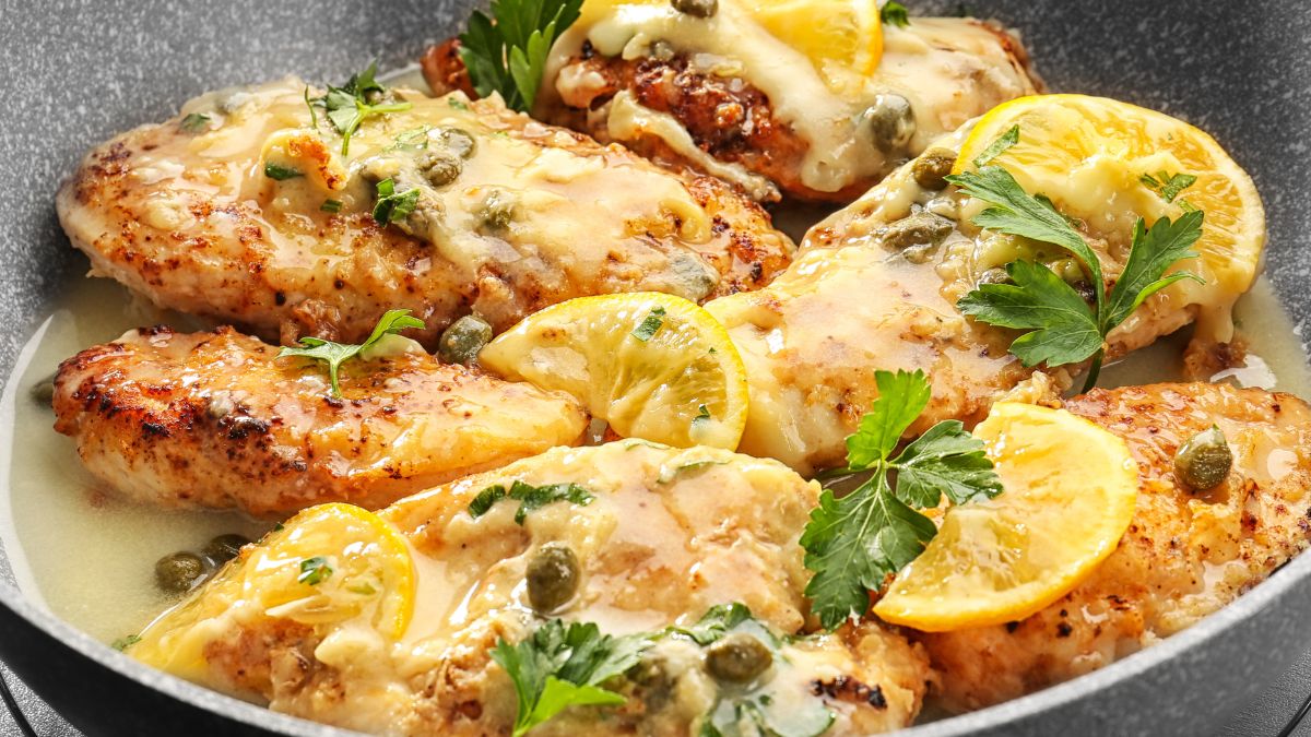 Kurczak w sosie cytrynowym z kaparami to pyszne i szybkie danie 